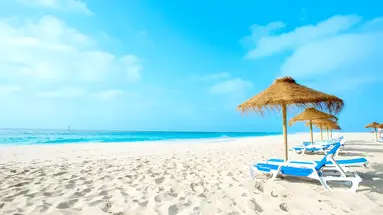 Leżaki na plaży przy Oasis Atlantico Belorizonte
