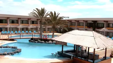 Bar przy basenie w Oasis Atlantico Belorizonte