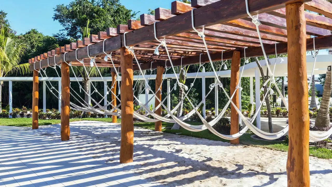 Pawilon z hamakami na plaży Ocean Riviera Paradise El Beso