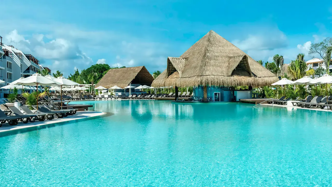 Basen przy hotelu Ocean Riviera Paradise El Beso