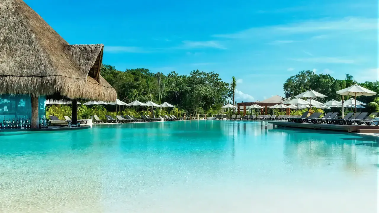 Basen przy hotelu Ocean Riviera Paradise El Beso