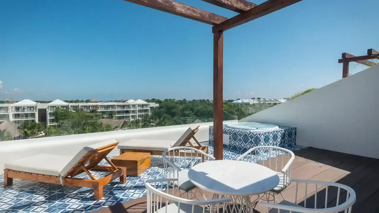 Taras pokoju z jacuzzi w Ocean Riviera Paradise El Beso