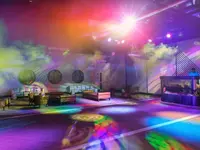Sala rozrywki z kolorowym oświetleniem w Ocean Riviera Paradise El Beso