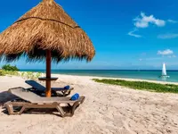 Leżaki na plaży przy Ocean Riviera Paradise El Beso