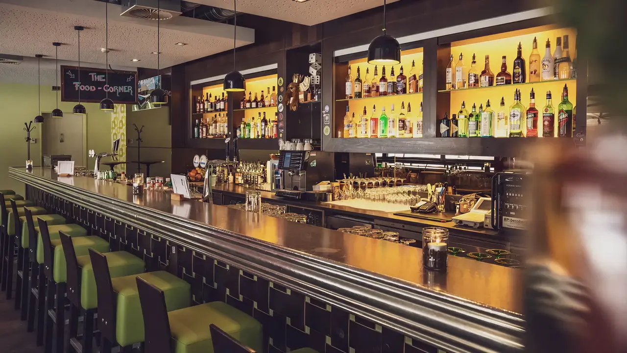 Bar z szerokim blatem w Ochsen 2 (Davos)