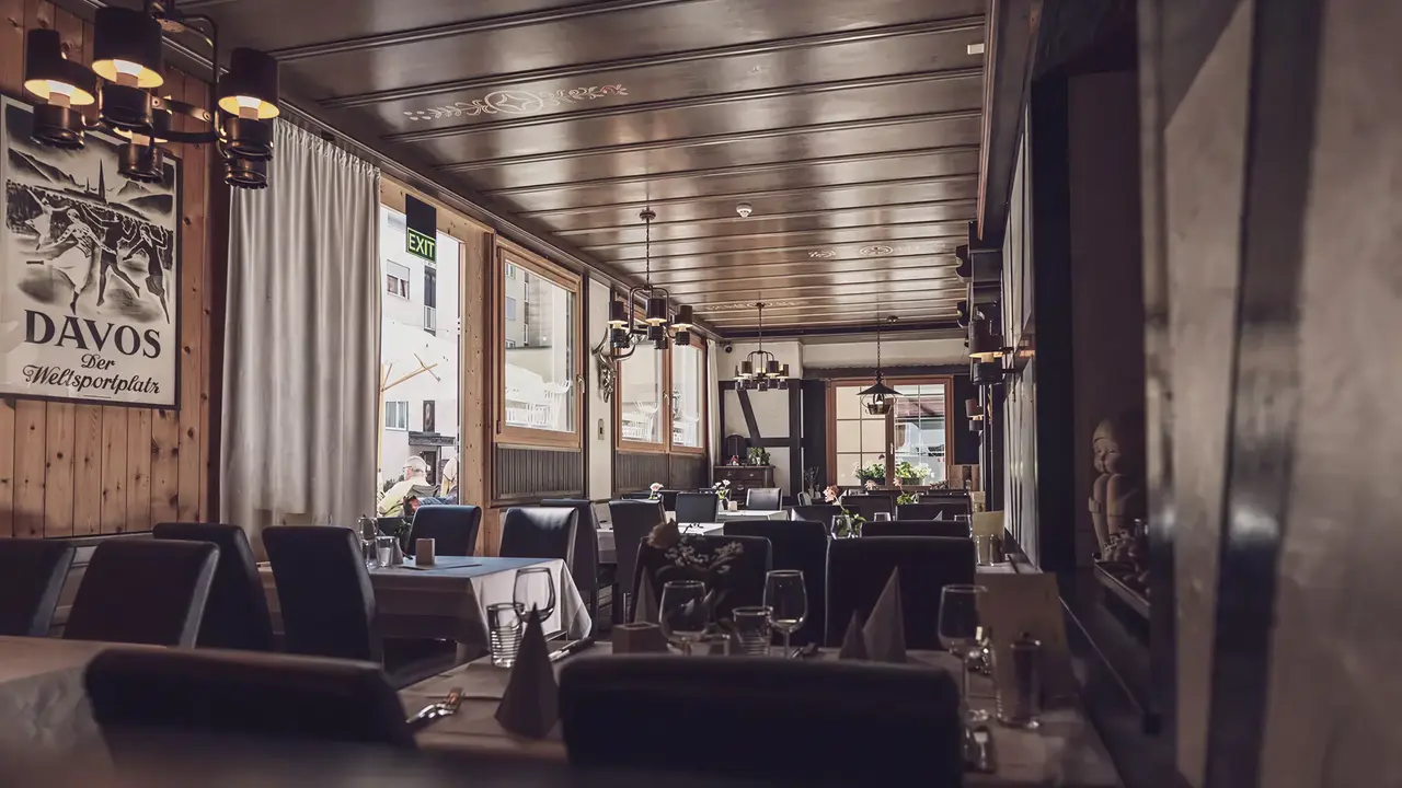 Wnętrze restauracji w Ochsen 2 (Davos) z nakrytymi stołami