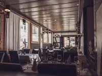 Wnętrze restauracji w Ochsen 2 (Davos) z nakrytymi stołami