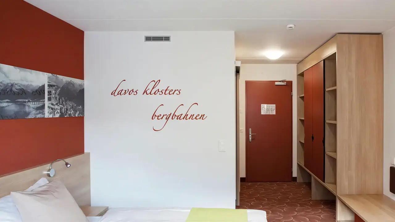 Wnętrze pokoju gościnnego w Ochsen 2 (Davos)