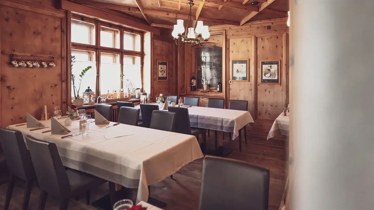 Restauracja w Ochsen 2 (Davos) z nakrytymi stołami