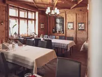 Restauracja w Ochsen 2 (Davos) z nakrytymi stołami