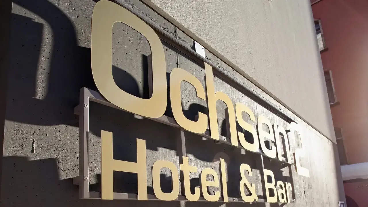 Szyld Ochsen 2 (Davos) na zewnętrznej ścianie budynku