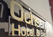Szyld Ochsen 2 (Davos) na zewnętrznej ścianie budynku