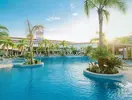 Basen z palmami w hotelu Olympic Lagoon Resort Paphos