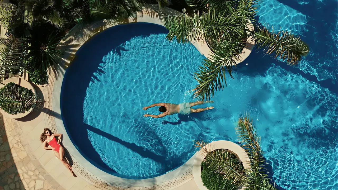 Osoba pływająca w basenie w Olympic Lagoon Resort Paphos