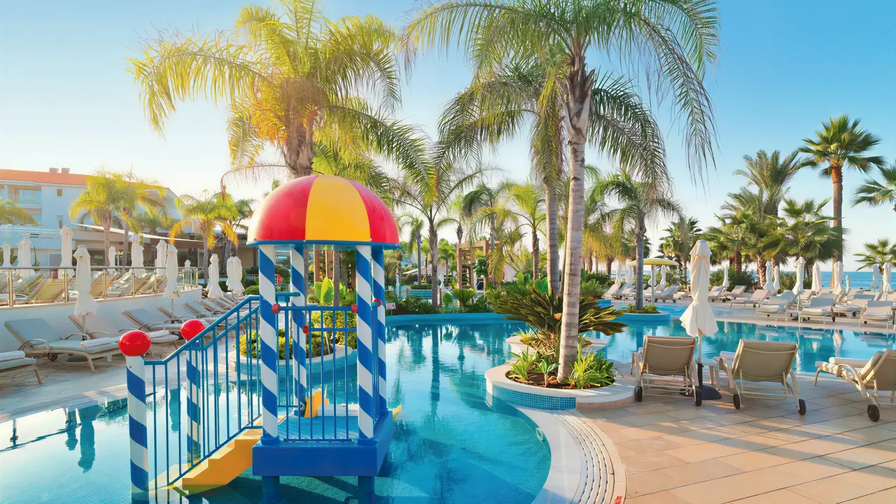 Wodny plac zabaw dla dzieci w Olympic Lagoon Resort Paphos