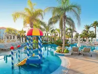 Wodny plac zabaw dla dzieci w Olympic Lagoon Resort Paphos