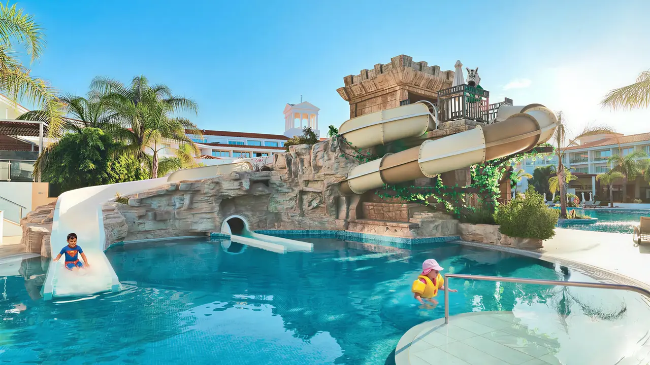 Zjeżdżalnie wodne w Olympic Lagoon Resort Paphos
