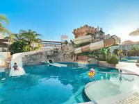 Zjeżdżalnie wodne w Olympic Lagoon Resort Paphos