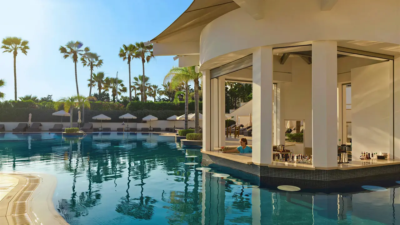 Basen z swim-up barem w Olympic Lagoon Resort Paphos