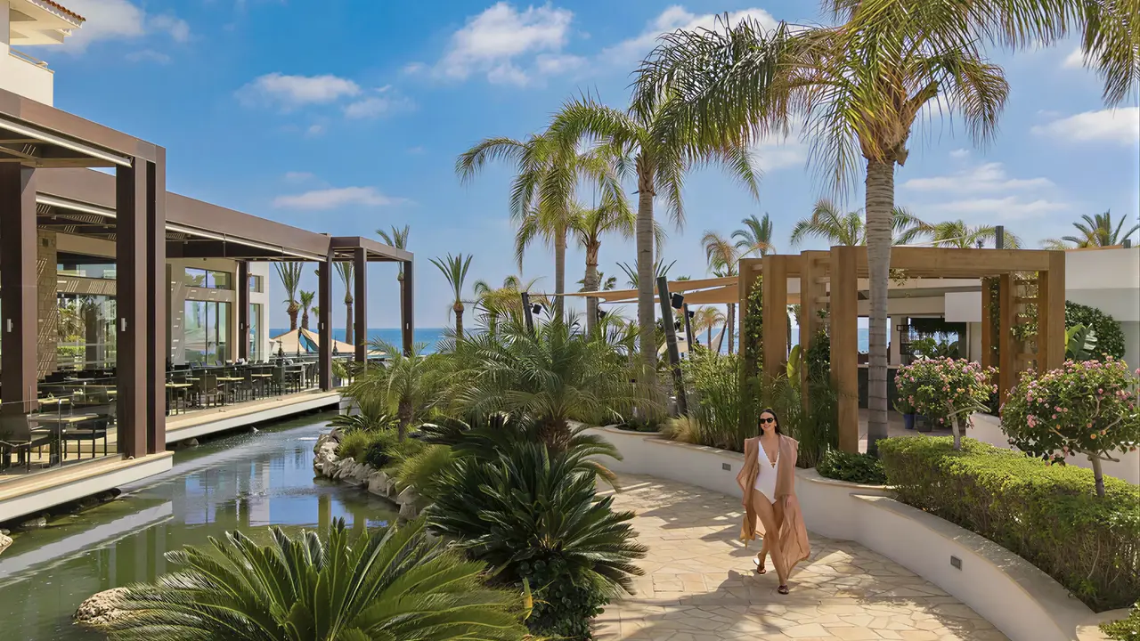 Zewnętrzny widok na teren Olympic Lagoon Resort Paphos