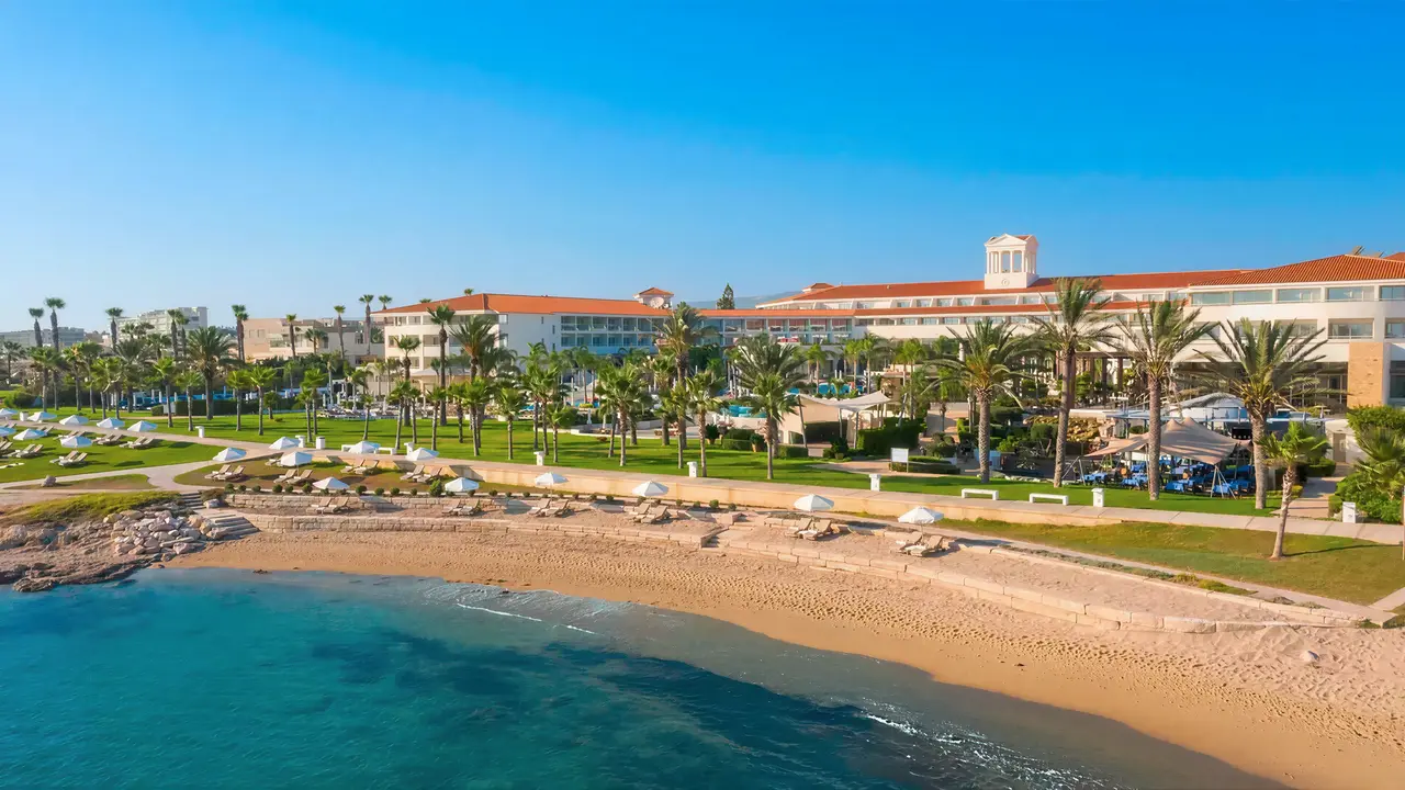 Widok na kompleks Olympic Lagoon Resort Paphos z plażą