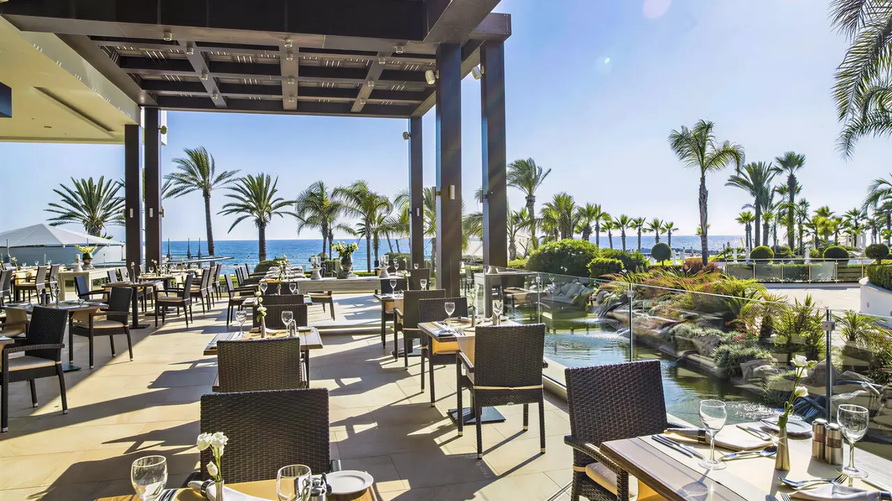 Restauracja na tarasie w Olympic Lagoon Resort Paphos