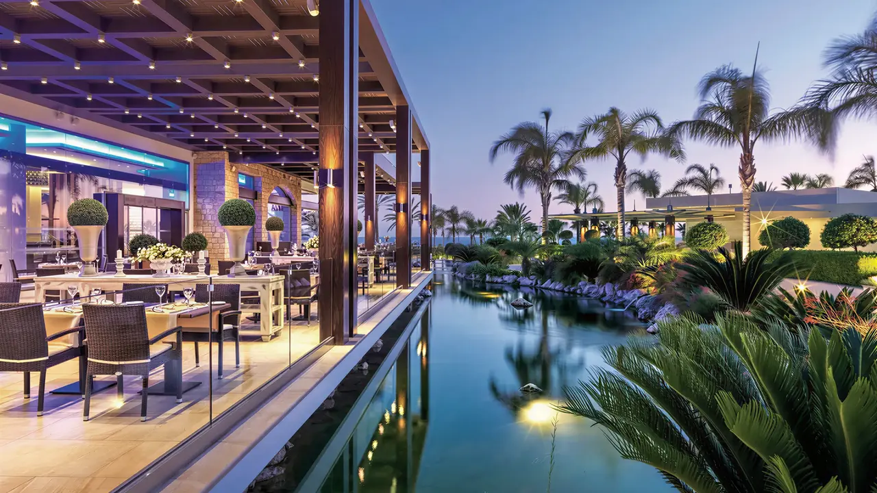 Restauracja w Olympic Lagoon Resort Paphos z widokiem na wodę