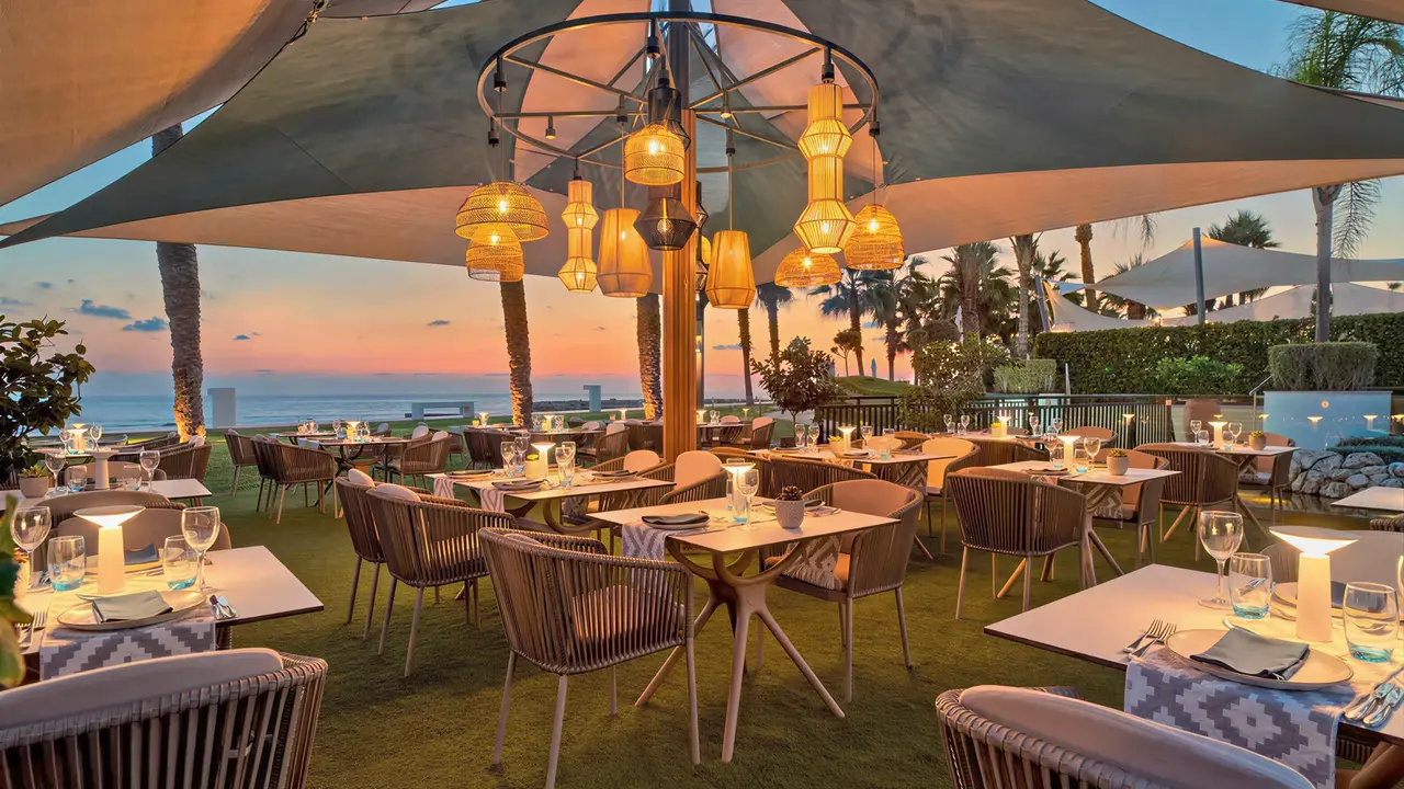 Elegancka restauracja na świeżym powietrzu w Olympic Lagoon Resort Paphos