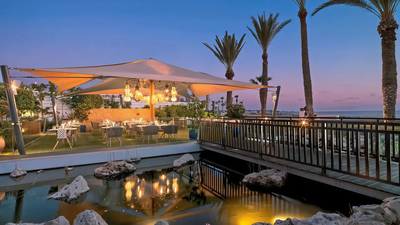 Restauracja na tarasie w Olympic Lagoon Resort Paphos