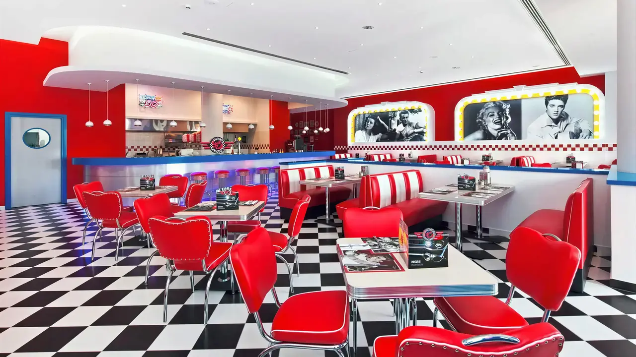 Restauracja w stylu retro w Olympic Lagoon Resort Paphos