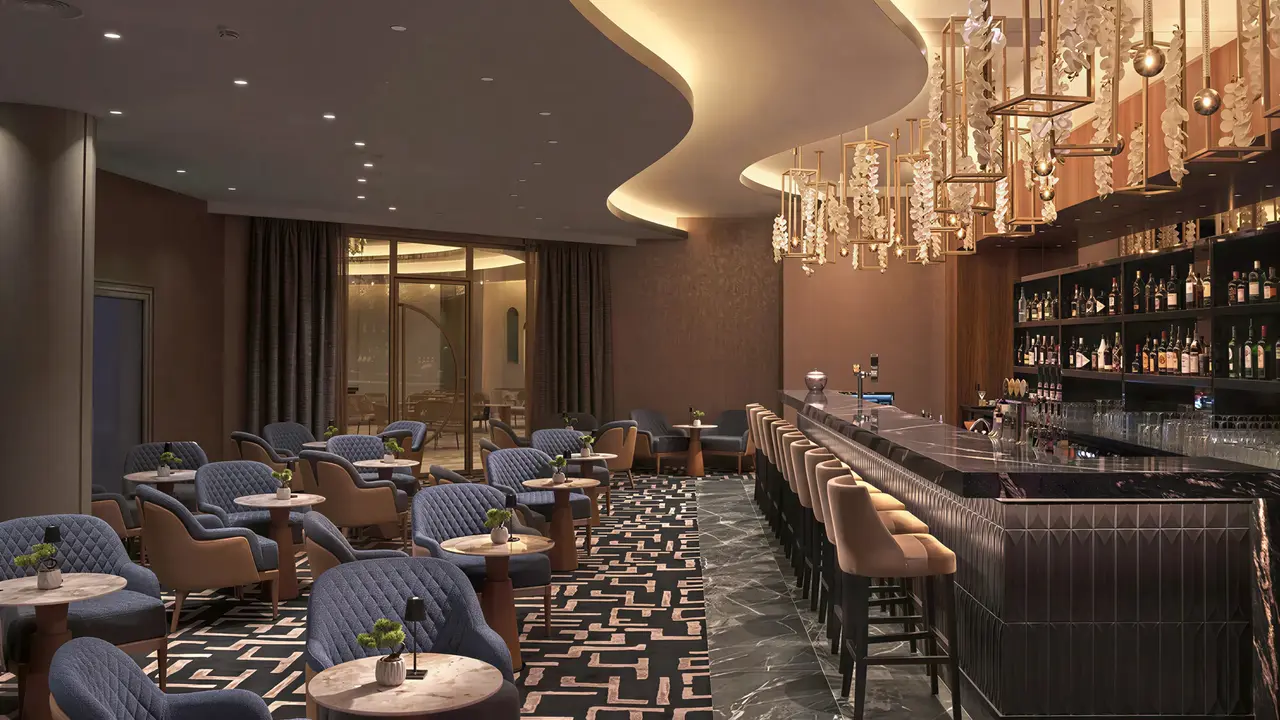 Elegancki bar z hokerami w Olympic Lagoon Resort Paphos