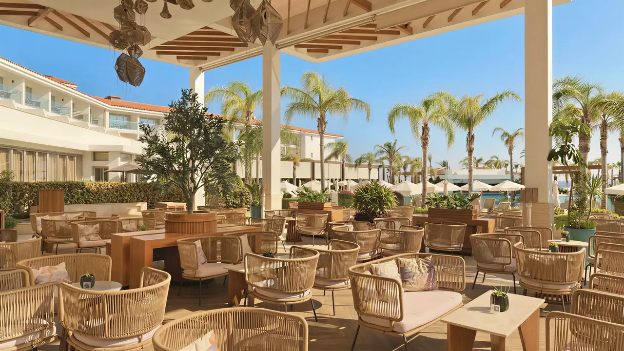 Elegancka strefa wypoczynku w Olympic Lagoon Resort Paphos
