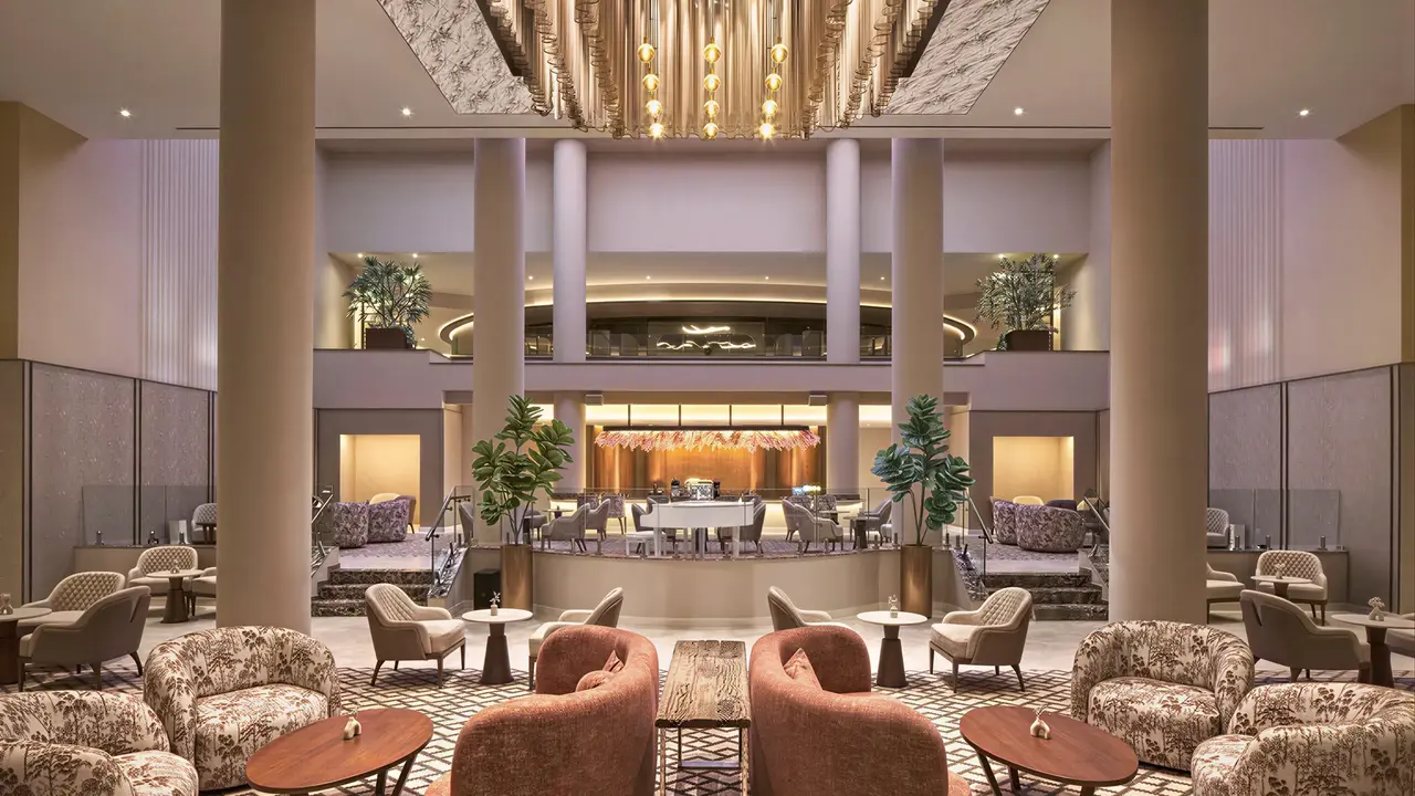 Luksusowy hol z meblami w Olympic Lagoon Resort Paphos