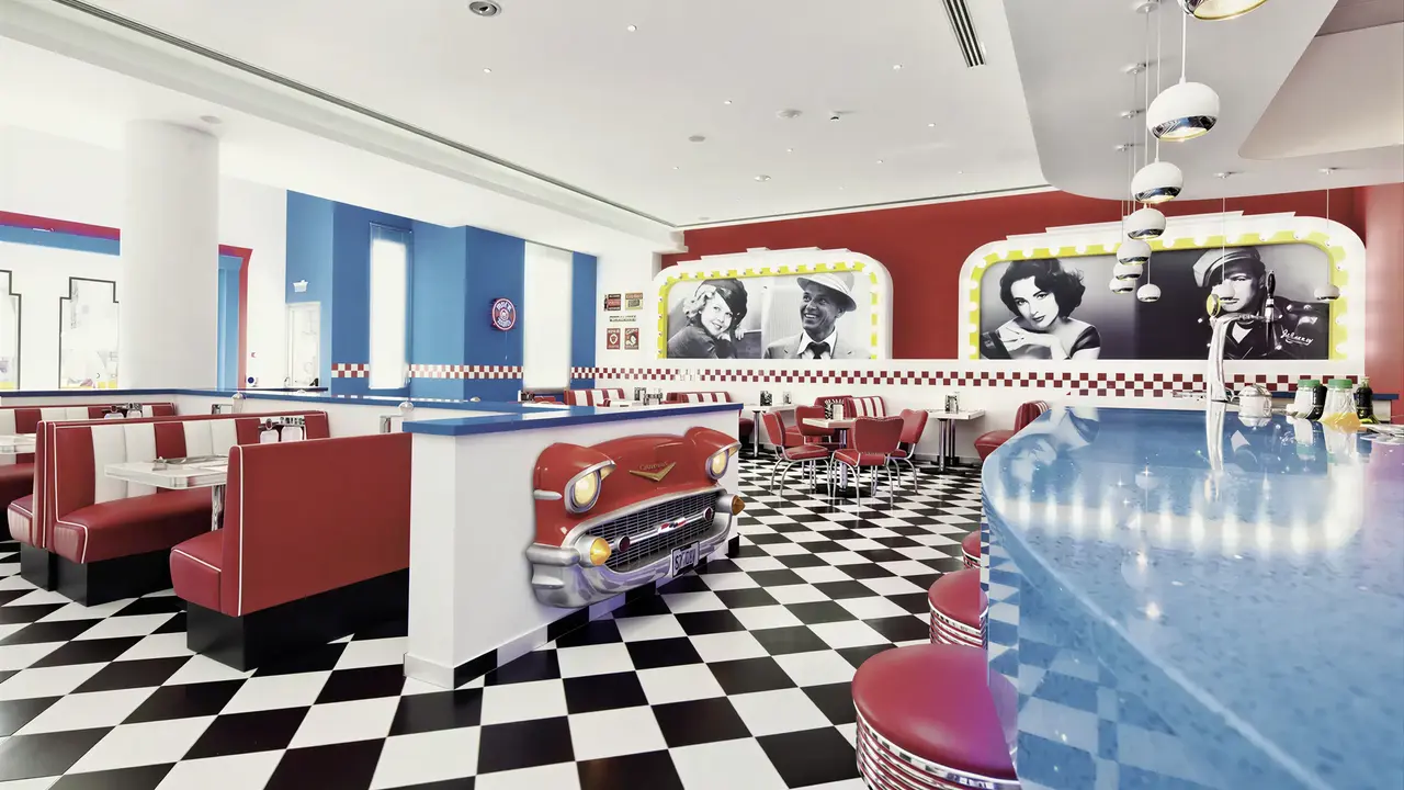 Restauracja w stylu retro w Olympic Lagoon Resort Paphos