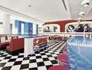 Restauracja w stylu retro w Olympic Lagoon Resort Paphos