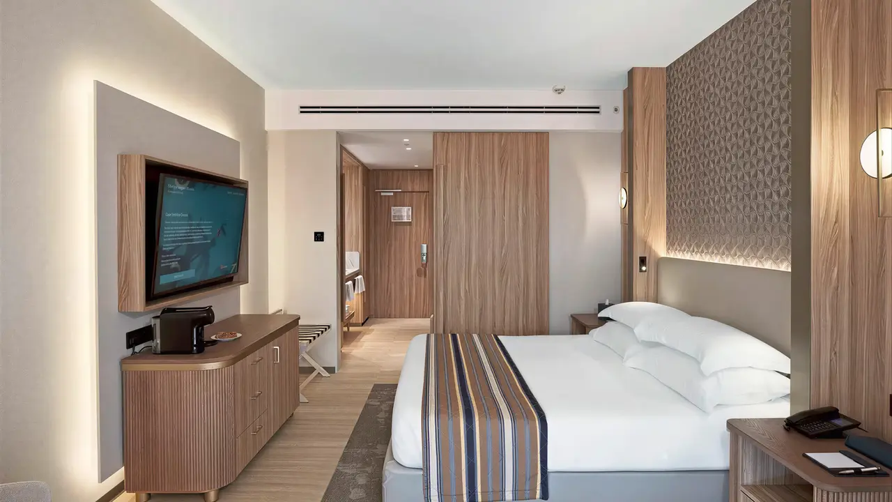 Nowoczesny pokój z łóżkiem w Olympic Lagoon Resort Paphos