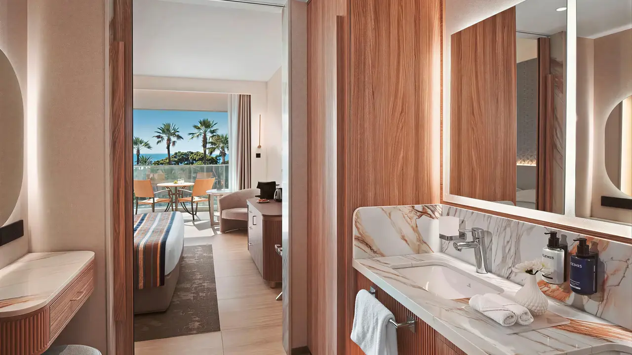 Nowoczesna łazienka w hotelu Olympic Lagoon Resort Paphos