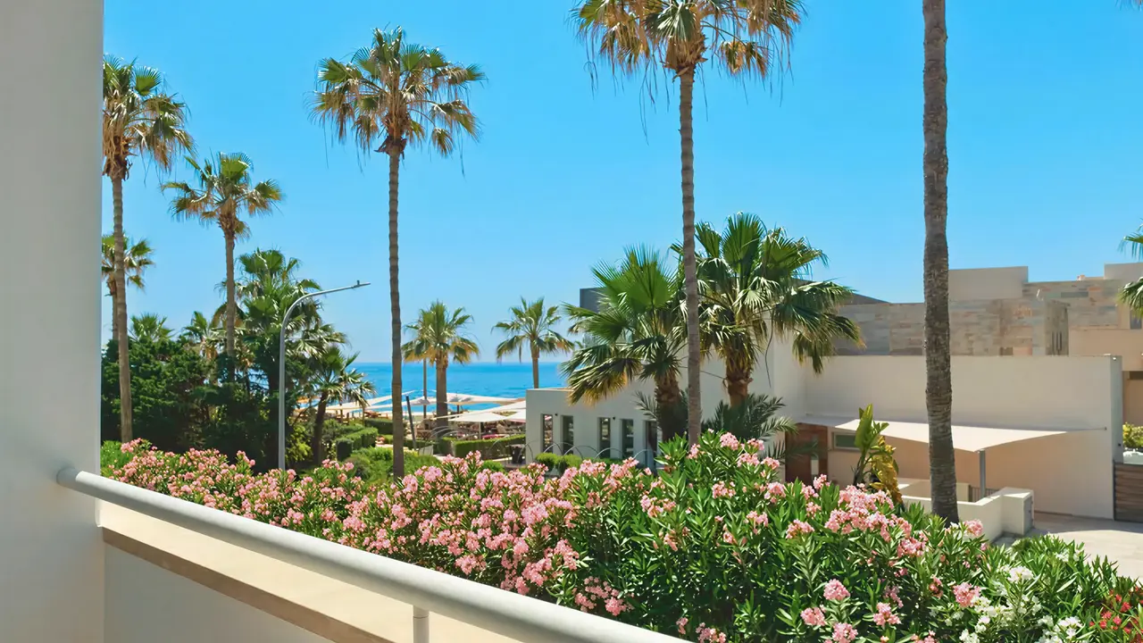 Balkon w Olympic Lagoon Resort Paphos z widokiem na roślinność