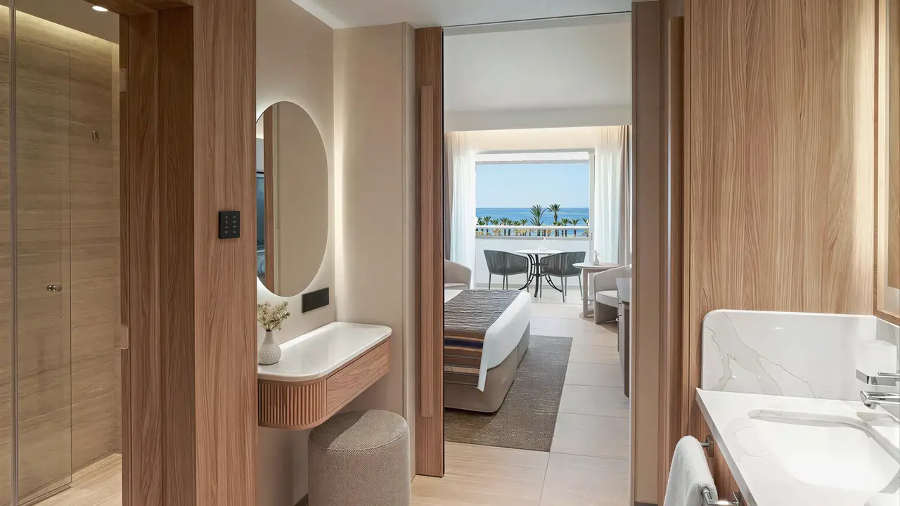 Nowoczesny pokój z łazienką w Olympic Lagoon Resort Paphos