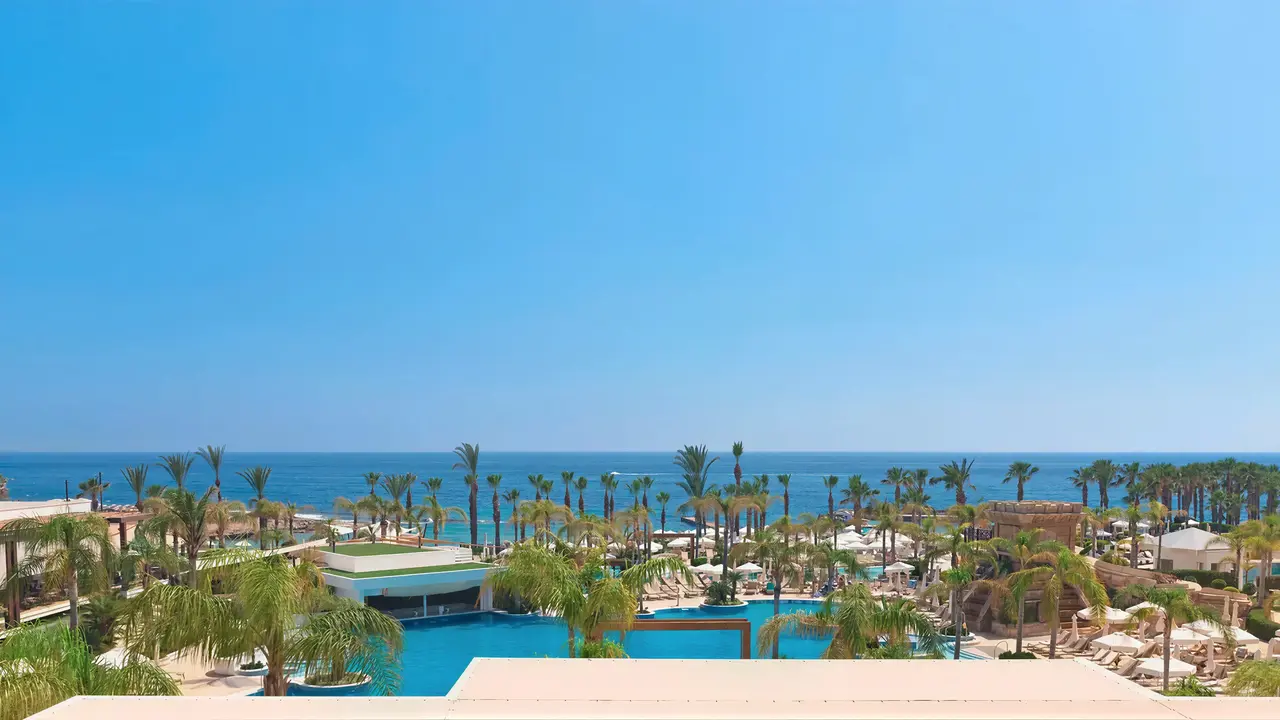 Widok na kompleks hotelowy Olympic Lagoon Resort Paphos z basenami