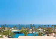 Widok na kompleks hotelowy Olympic Lagoon Resort Paphos z basenami