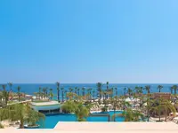 Widok na kompleks hotelowy Olympic Lagoon Resort Paphos z basenami