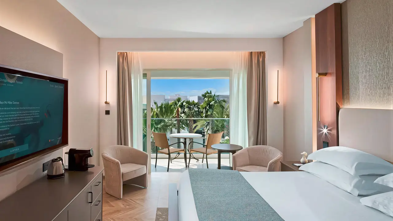 Nowoczesny pokój z łóżkiem w Olympic Lagoon Resort Paphos