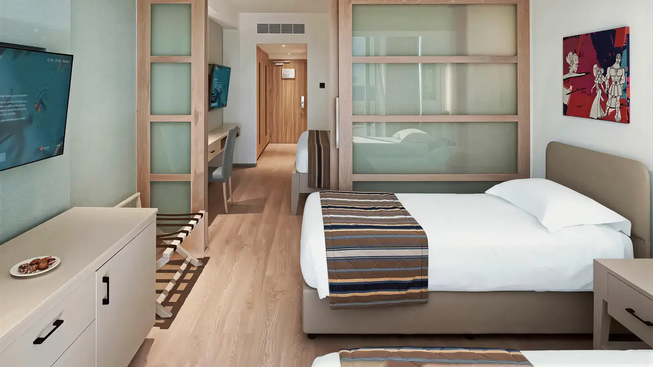 Nowoczesny pokój z łóżkami w Olympic Lagoon Resort Paphos