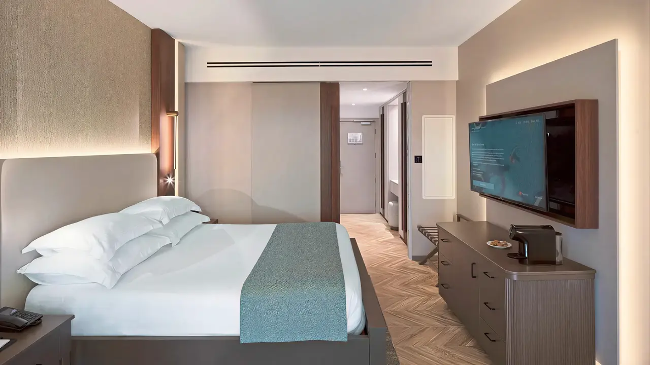 Nowoczesna sypialnia w hotelu Olympic Lagoon Resort Paphos