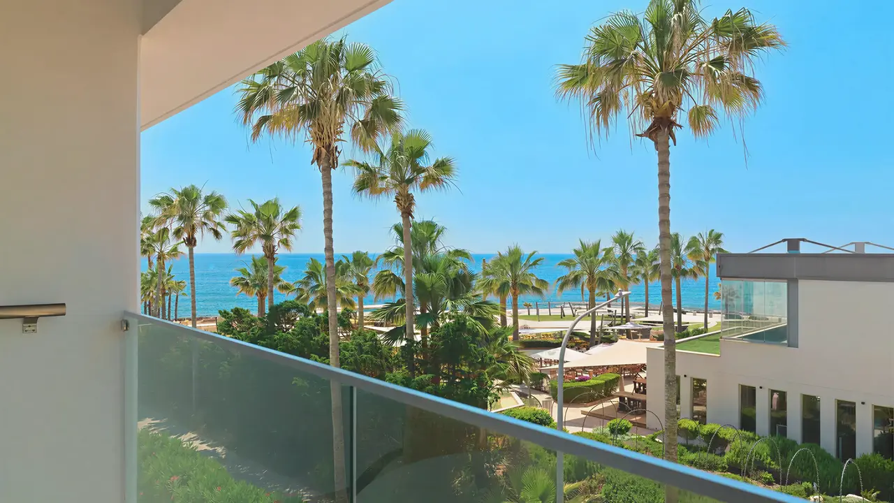 Balkon w Olympic Lagoon Resort Paphos z widokiem na morze