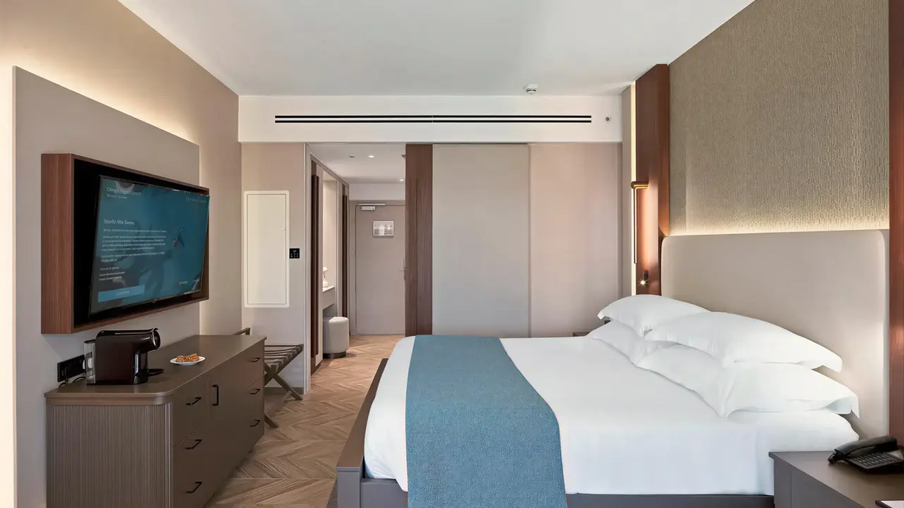 Nowoczesny pokój z łóżkiem w Olympic Lagoon Resort Paphos