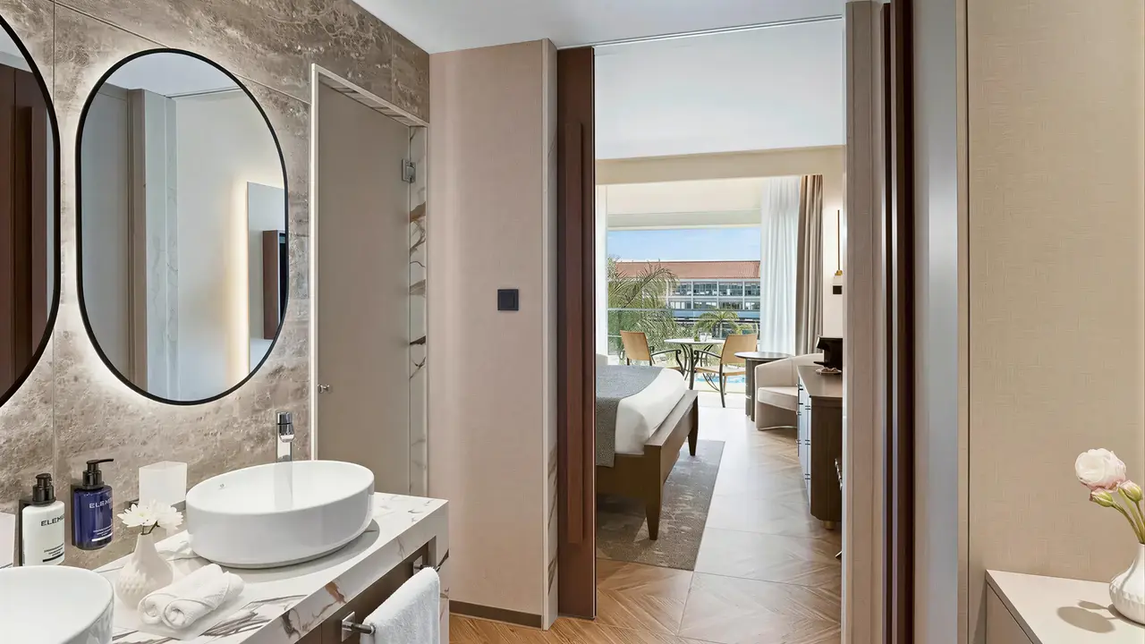 Nowoczesna łazienka w hotelu Olympic Lagoon Resort Paphos