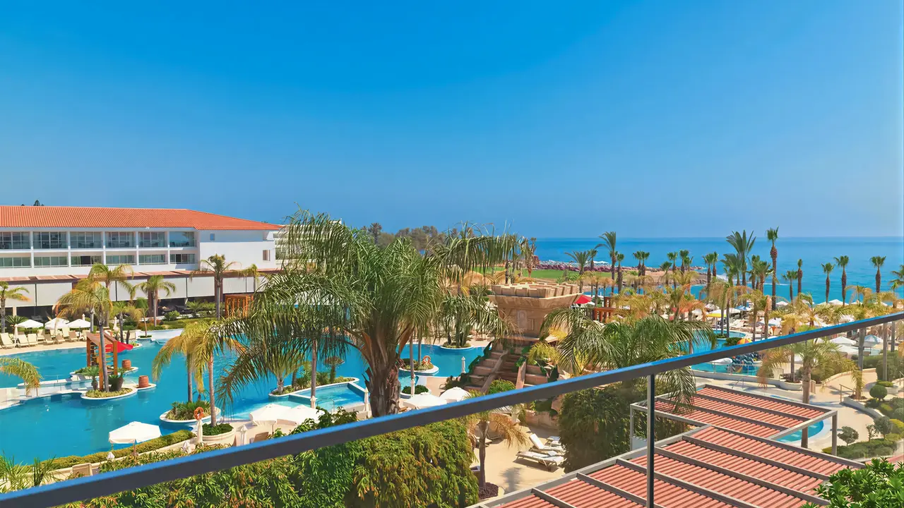 Widok na kompleks basenowy w Olympic Lagoon Resort Paphos