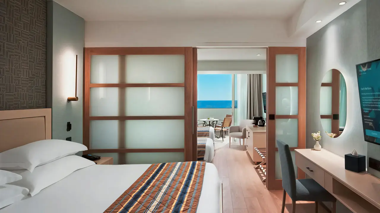 Nowoczesna sypialnia w Olympic Lagoon Resort Paphos z widokiem na morze